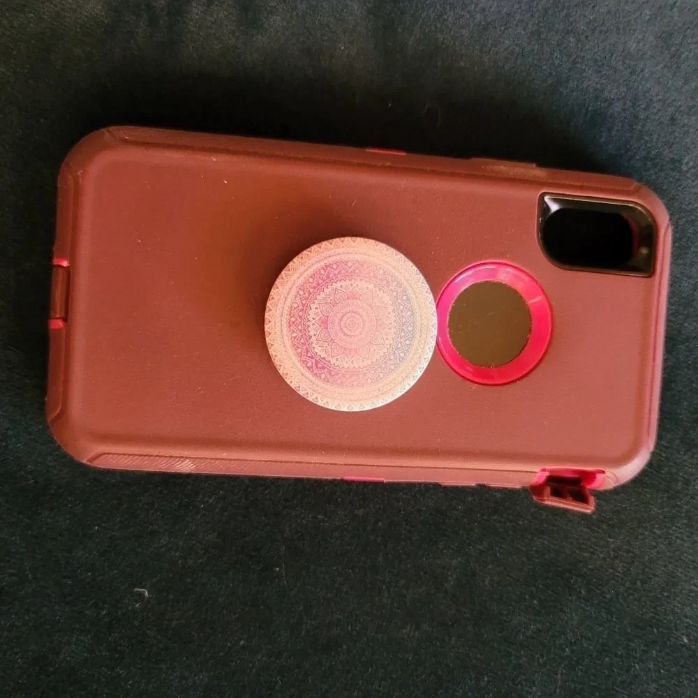 6x3.25.5ozHard thick plastic with those round stick things to hold your phone
